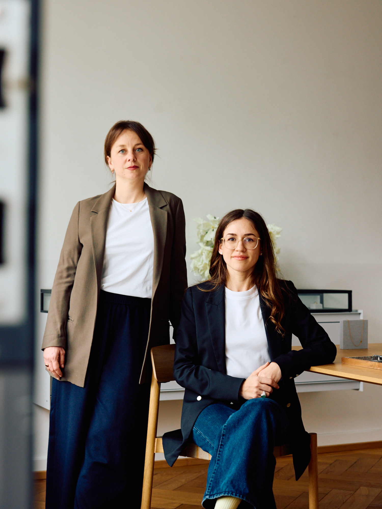 Zwei Goldschmiedinnen, Vera Sigrist und Joana Zanetti, fotografiert in ihrem Atelier an der Dufourstrasse 169 in Zürich. Fotografie © Joan Minder